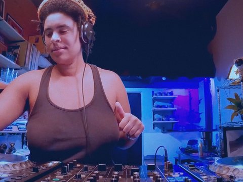 Marta Supernova em set gravado para a Maracutaia.fm